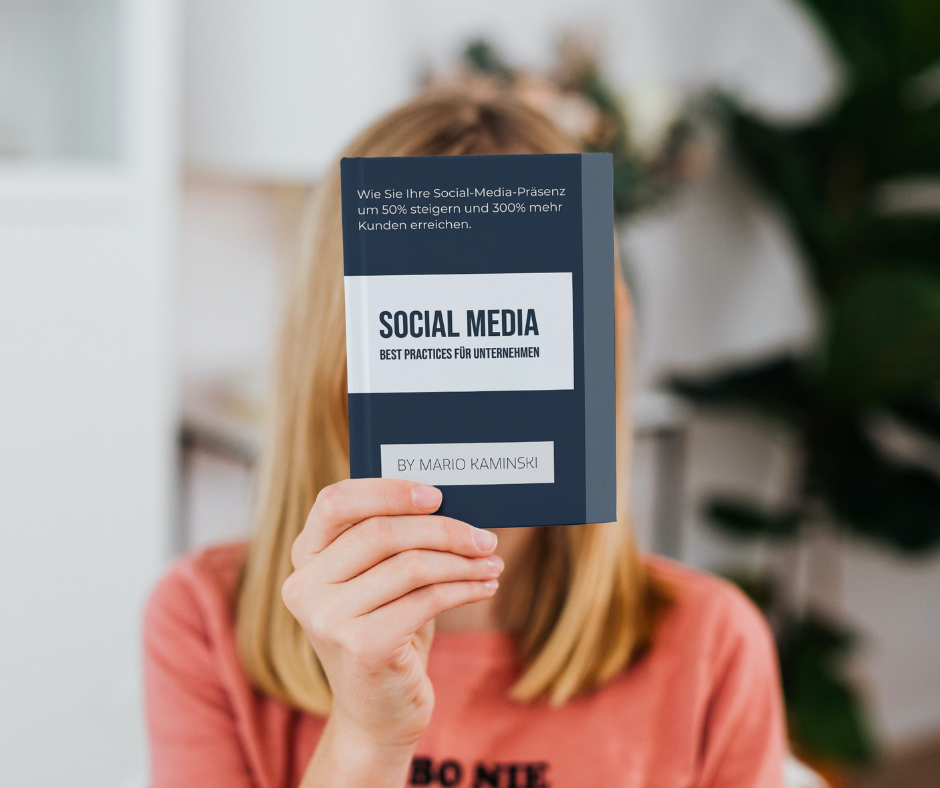 Social Media Best Practices eBook_Frau hält Buch
